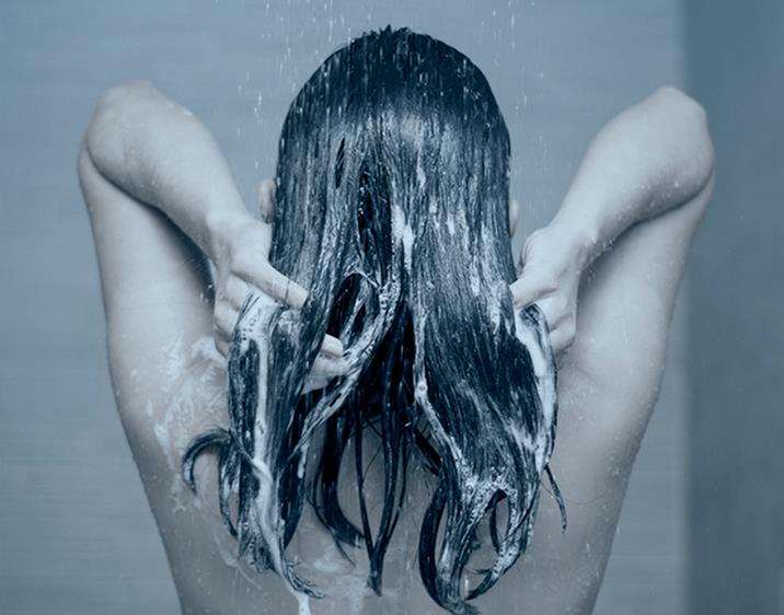Dame der vasker hår